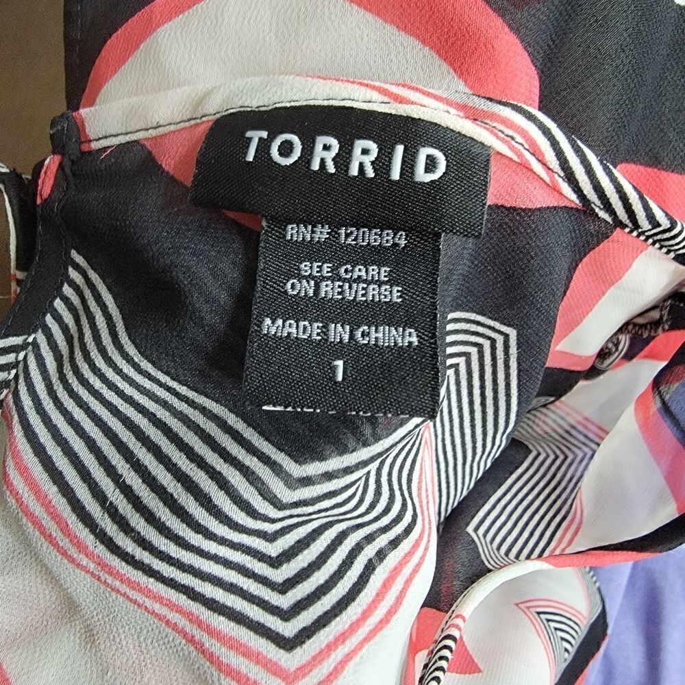 Torrid Short Sleeved Blouse with Chevron Pattern. Size 1X. - Picture 5 of 7